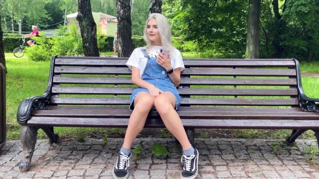Русская девка заставляет подругу первый раз сделать куни женщине